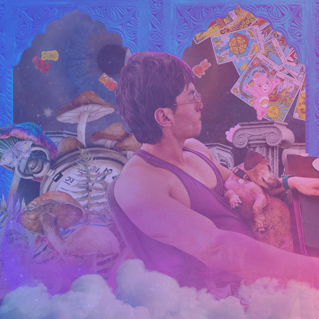 Carta del Tarot: La Revelación de Geo Collage surrealista de tarotista queer en atuendo negro rodeado de flamingos, estatuas clásicas, cartas del tarot y símbolos esotéricos sobre un fondo galáctico.